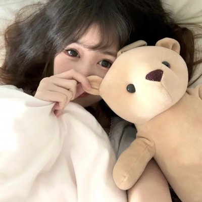 给小酒馆女子喝高杯酒